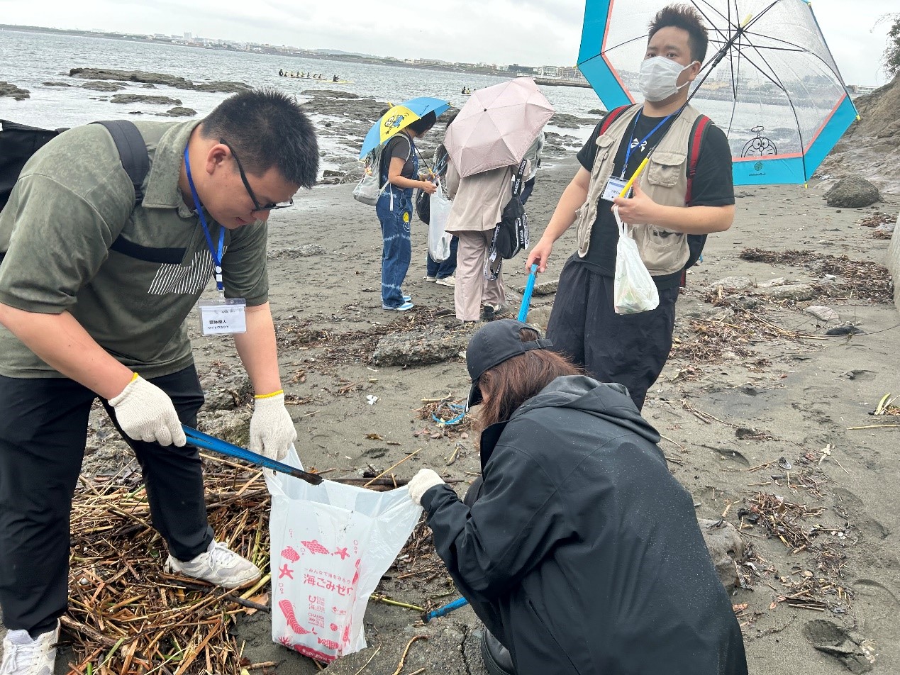 中日青年體驗海岸清掃。笹川日中友好基金供圖