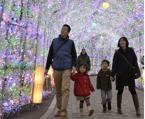 日本北海道洞爺湖畔搭設(shè)“燈光隧道”